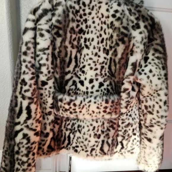 Bailey 44 snow leopard faux fur jacket - Picture 2 of 3